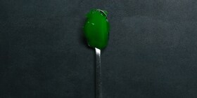 Een lepel met groene gelei