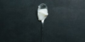 Een lepel met witte gelatine