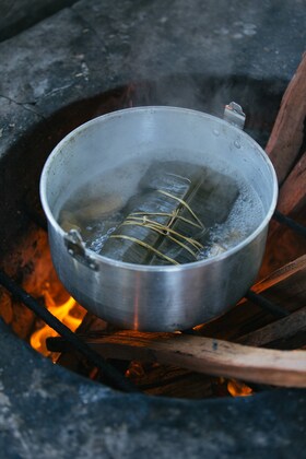 Une casserole d’eau bouillante sur un feu de bois