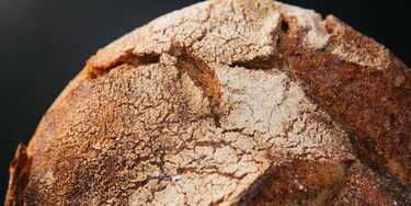 La croûte dorée d’une miche de pain cuite à la vapeur
