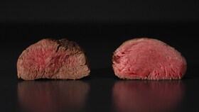 Image comparative de deux morceaux de rôti de bœuf. Le morceau de rôti cuit à la vapeur est plus grand et plus juteux.