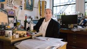 Charles Spence in zijn bureau