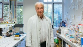 Hervé This staat trots in zijn labo