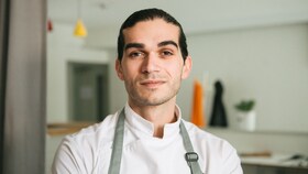 Jozef Youssef in de keuken van zijn restaurant