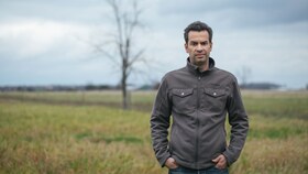 Mark Schatzker in een grasveld