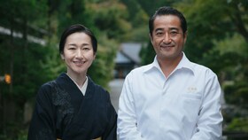 Een vrolijke Satchiko & Hisato Nakahigashi die naast elkaar staan