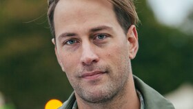 Tristram Stuart glimlachend voor de camera