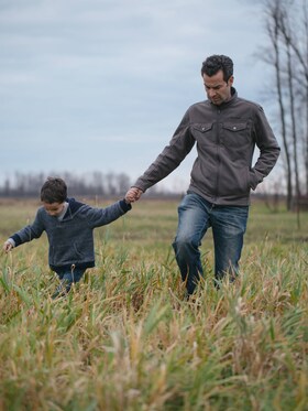 Mark Schatzker et son fils marchant dans un pré