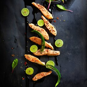 Filets de saumon cuits à la vapeur, accompagnés de piment et de citron vert