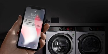 persoon die op een smartphone naar de app My AEG Care kijkt