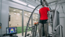 Het slimme kledinglaboratorium van adidas met een mannequin