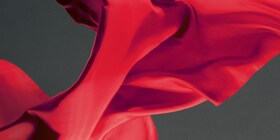 Un tissu de soie rouge sur un fond gris anthracite