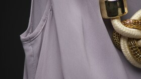Une blouse en soie avec un collier en or