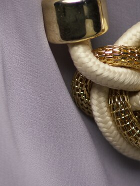 Een paarse zijden top met sieraden