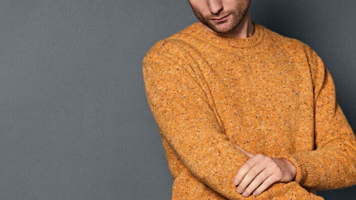 Man in oranje trui