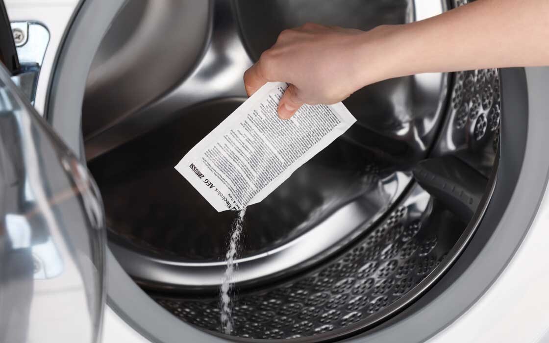 Reinigen en verzorgen in actie in de wasmachine