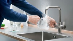 Un homme remplissant une bouilloire avec de l'eau bouillante directement à partir du robinet ProSource