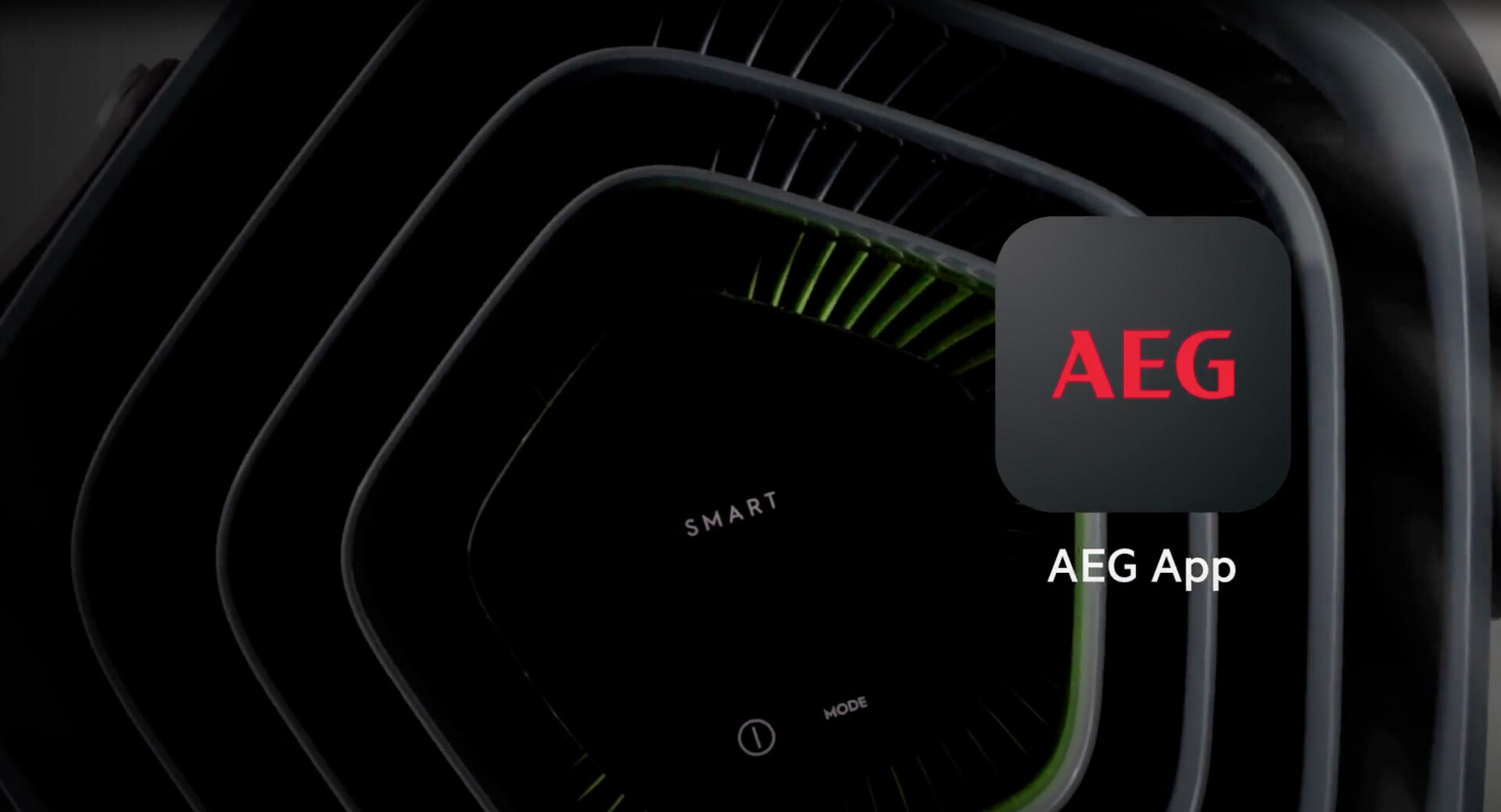 Bovenaanzicht van een AEG luchtreiniger met het logo van AEG en de AEG app erop geplaatst