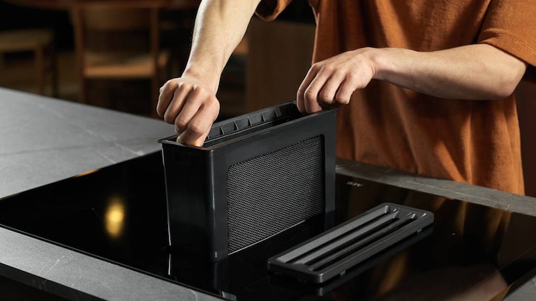 Handmatig plaatsen van de filter in de dampkap