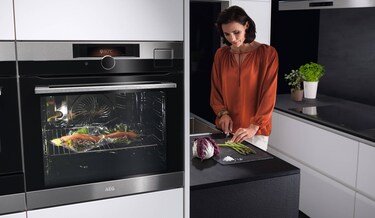 femme cuisant dans une cuisine AEG