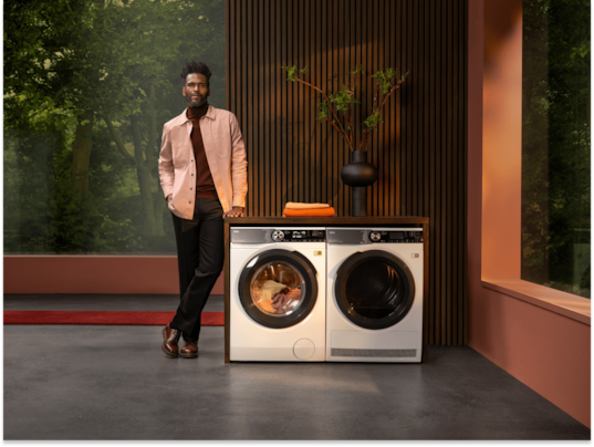 Man staat naast een AEG wasmachine
