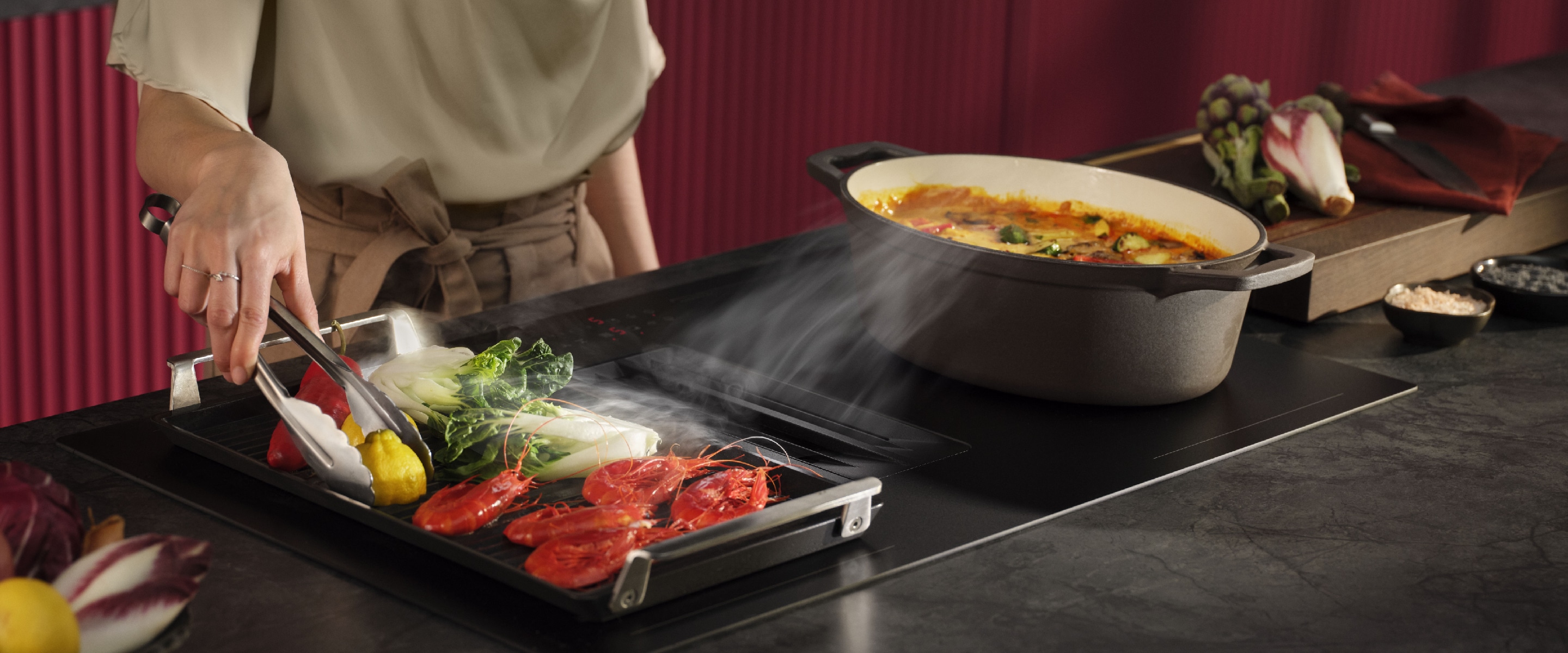 Femme debout dans la cuisine.