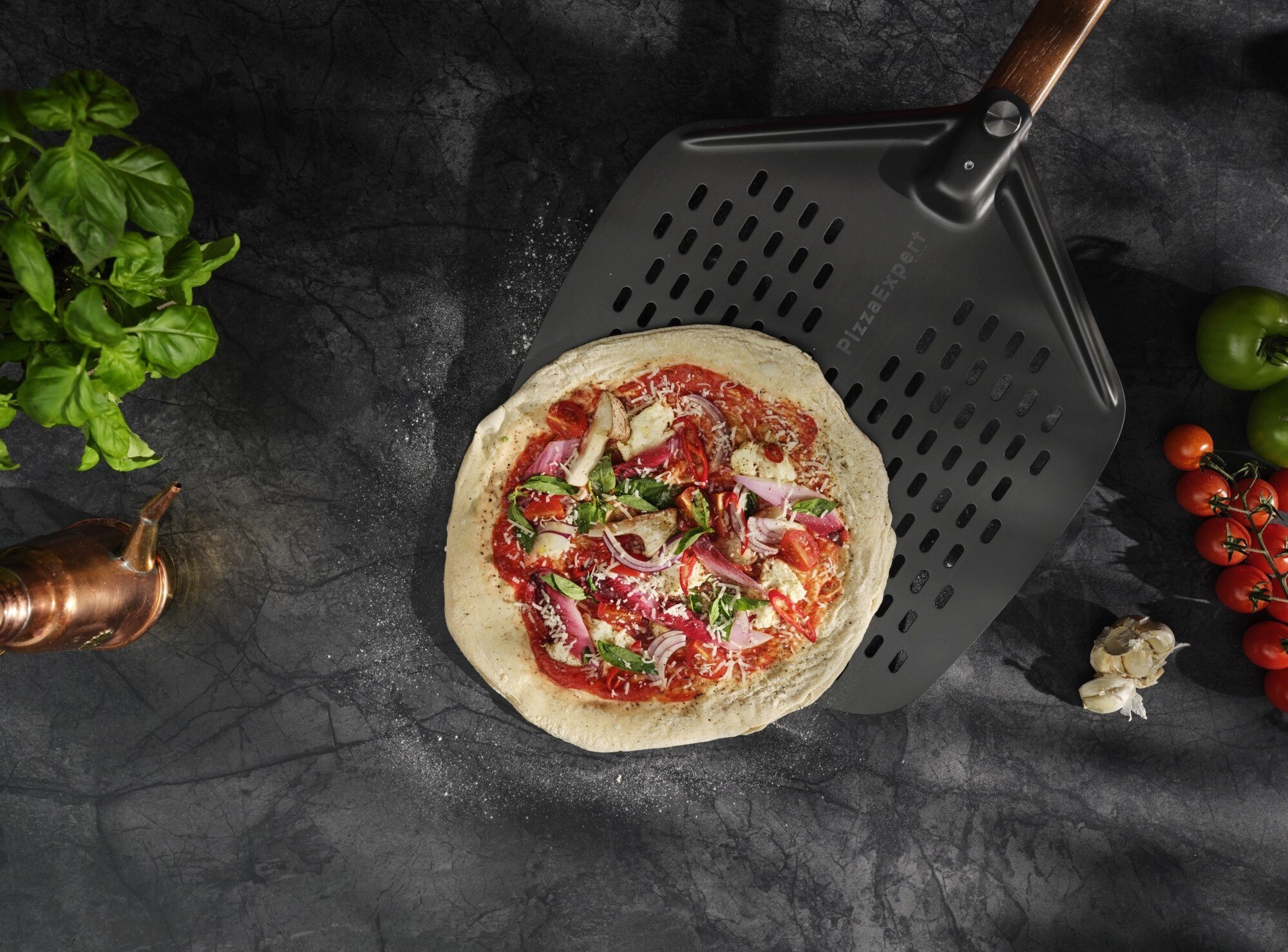 Een pizza oppakken met een pizzaschep