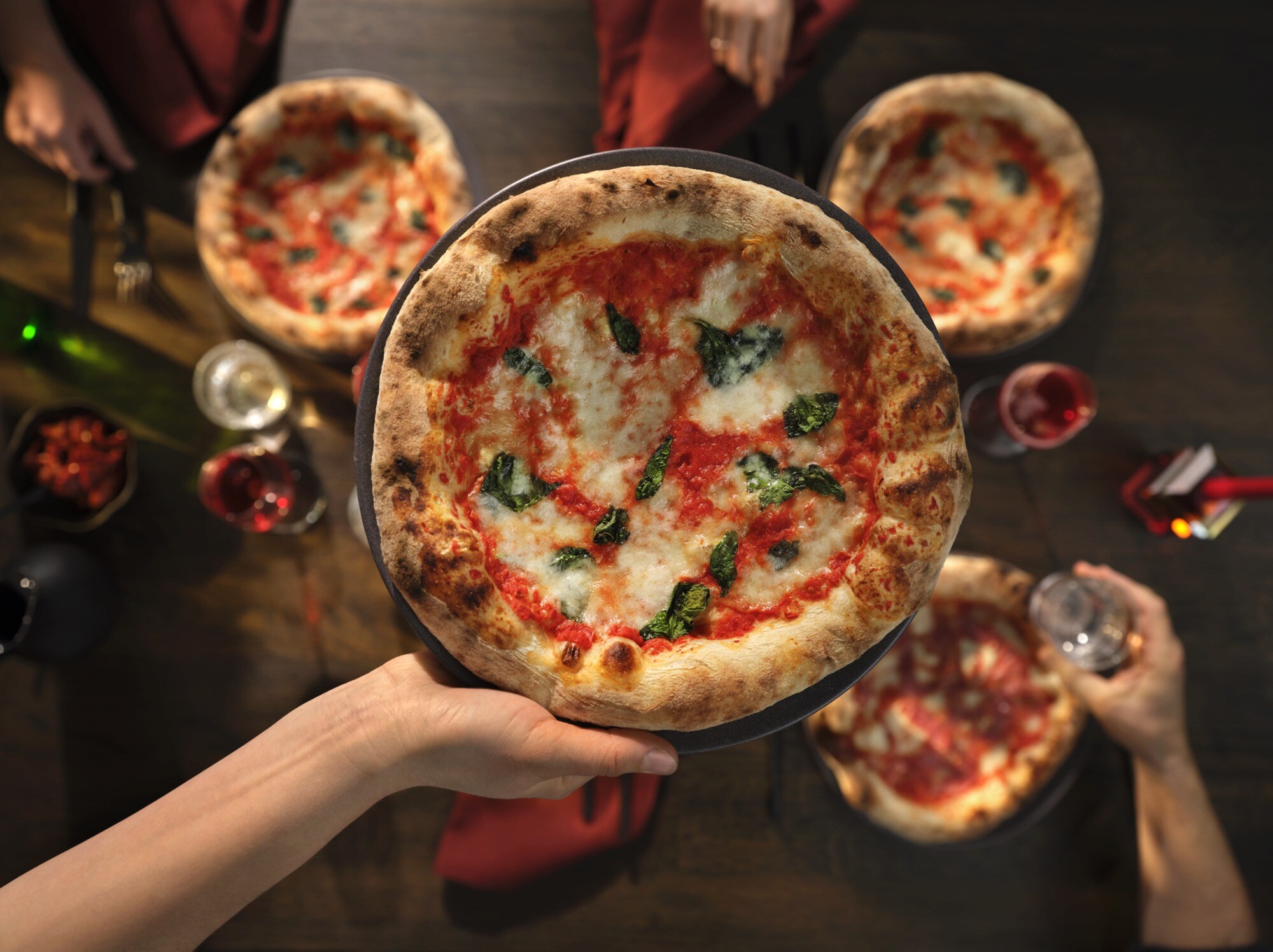 Bovenaanzicht van een pizza