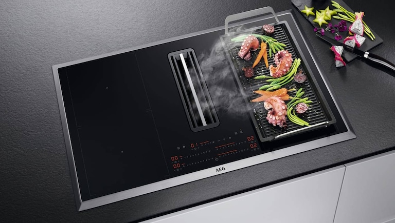 Eten bereid op een plancha-grill op een AEG-kookplaat.