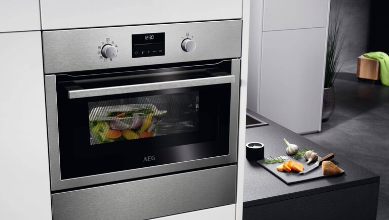 Four AEG dans une cuisine.