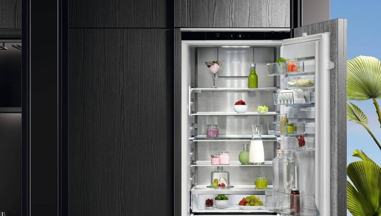 Réfrigérateur AEG rempli de nourriture.