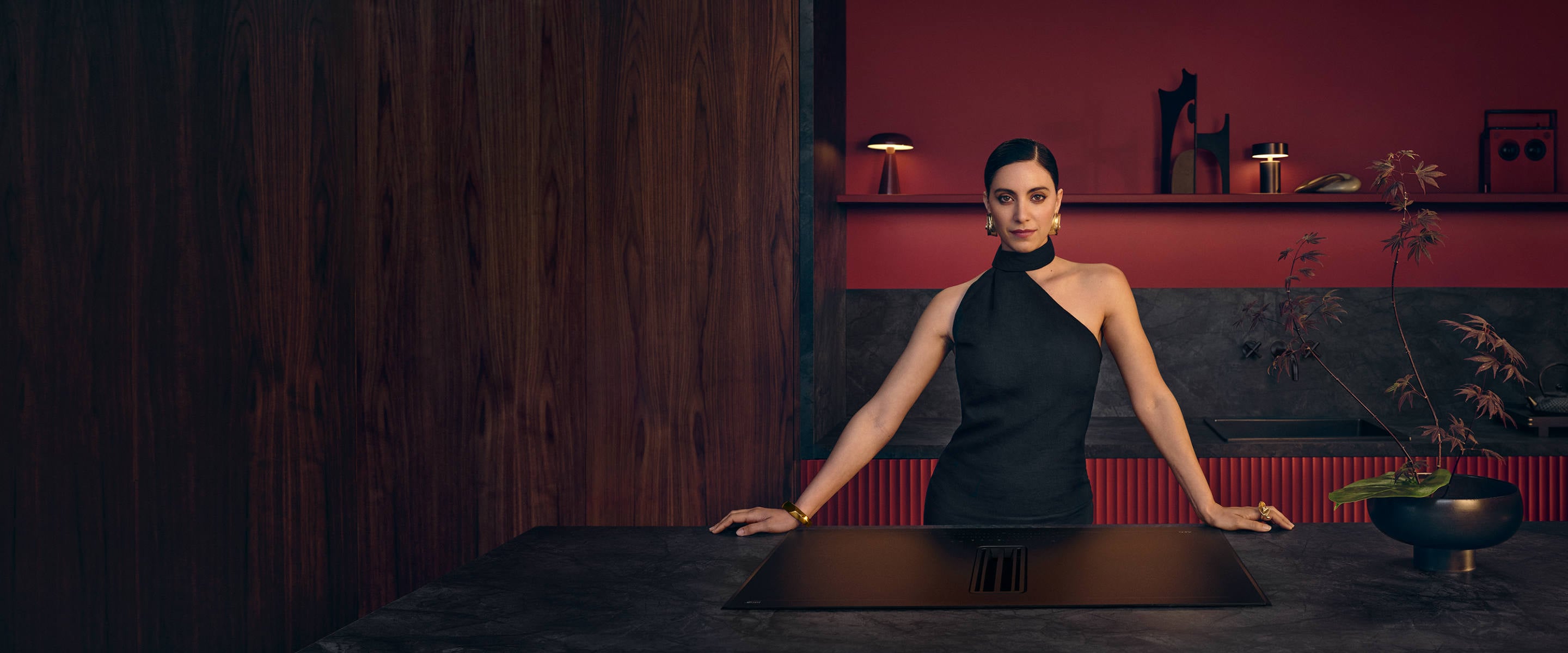 Femme debout dans la cuisine.