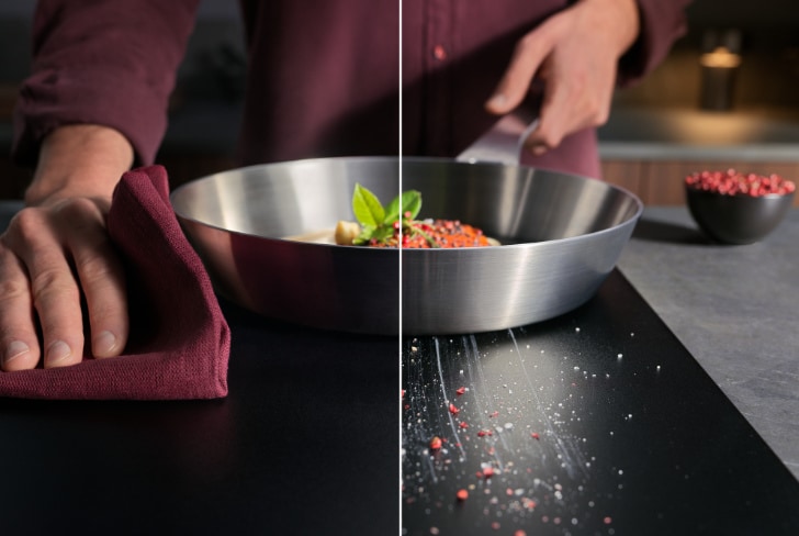 Des mains en train de cuisiner et de nettoyer sur une plaque à induction.