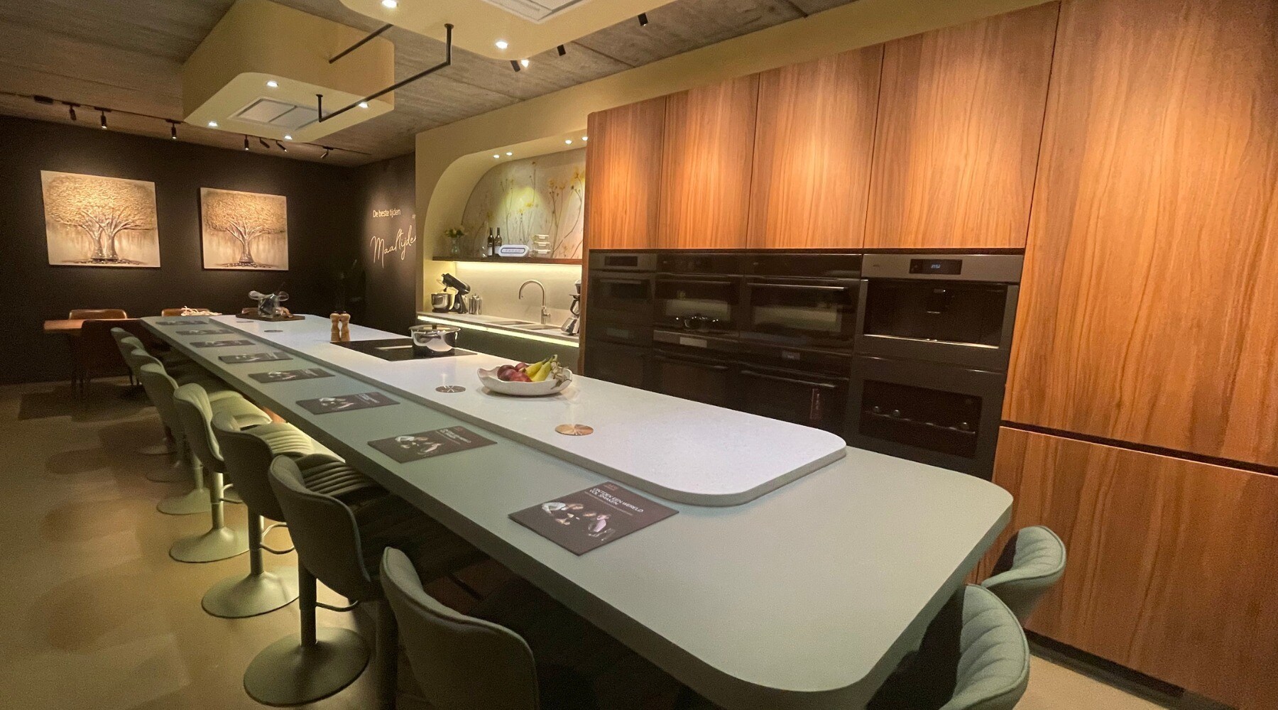 Cooking Club Aartselaar indeling met een tafel in een keukenopstellen met AEG keukenapparatuur