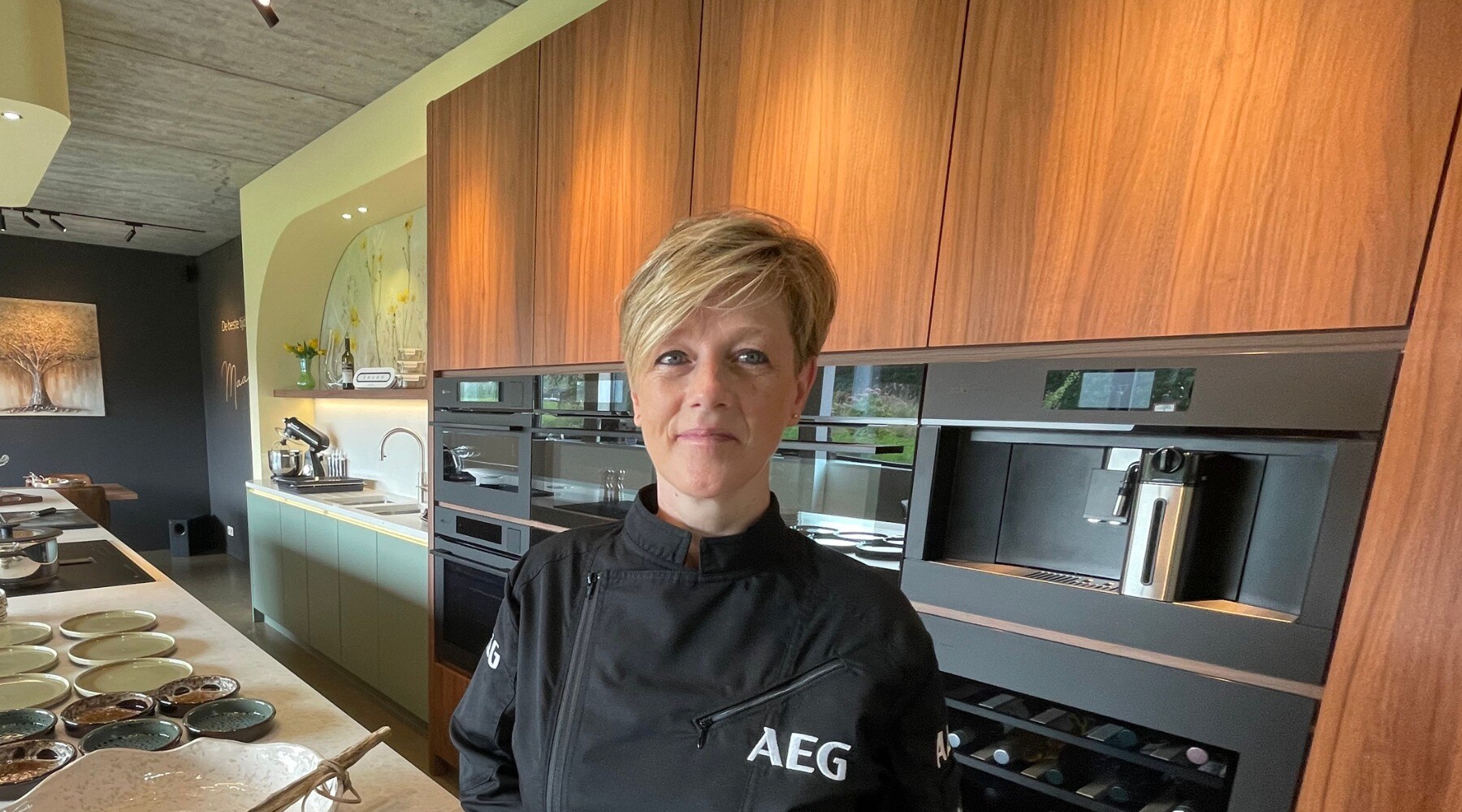 Cooking Club aartselaar met een tafel in een keukenopstellen met daarbij de chefkok in beeld