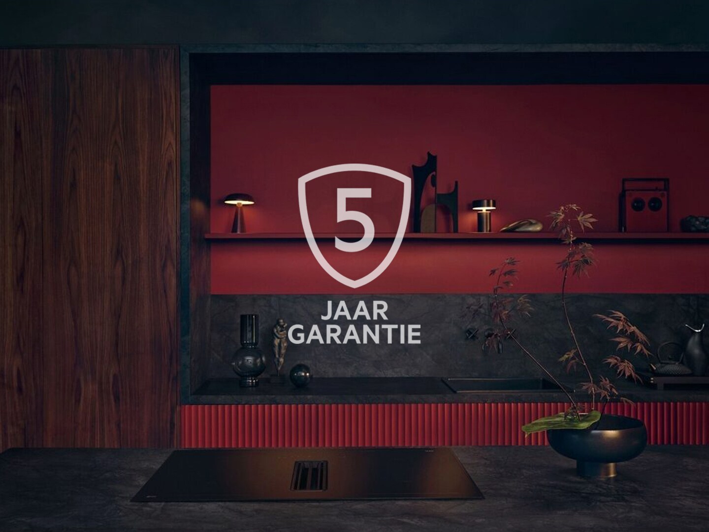 Cuisine rouge Bordeaux avec appareils électroménagers AEG et logo pour la garantie 5 ans d'AEG