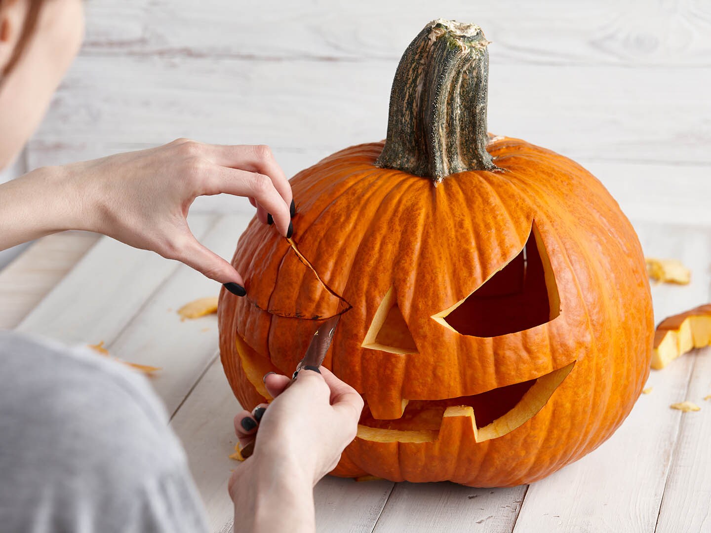 une idée halloween: découpez un potiron