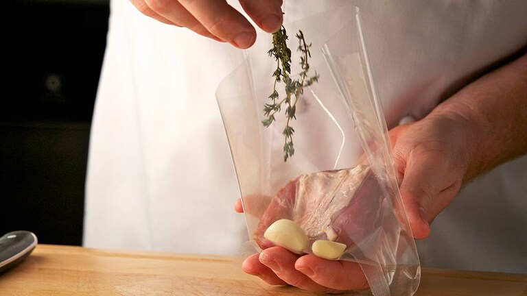 vlees marineren en kruiden in een sous-vide zakje