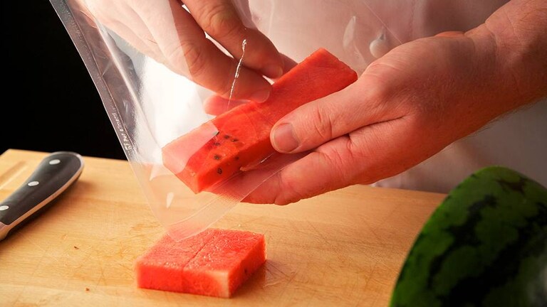 ingrediënten sous-vide koken behouden hun volume, zoals deze watermeloen