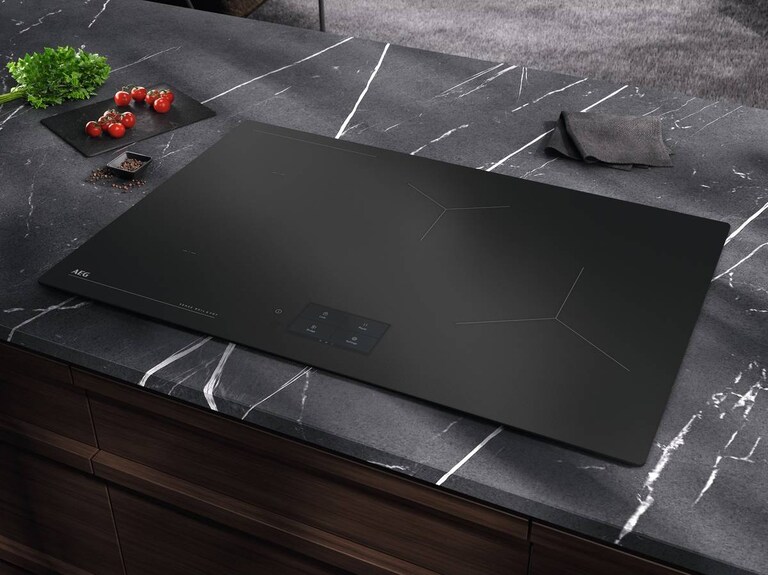 une plaque de cuisson à induction aeg intégrée
