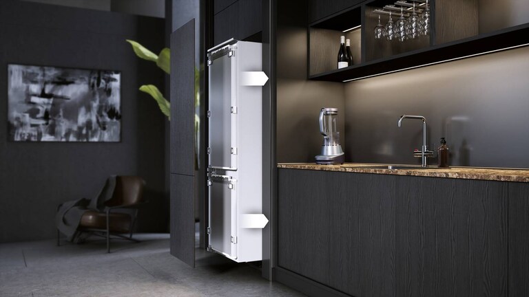 Een keukenopstelling waarbij een koelkast ingebouwd zal worden met een deur op deur mechanisme