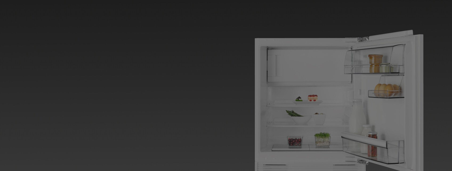 Un petit réfrigérateur AEG blanc ouvert.