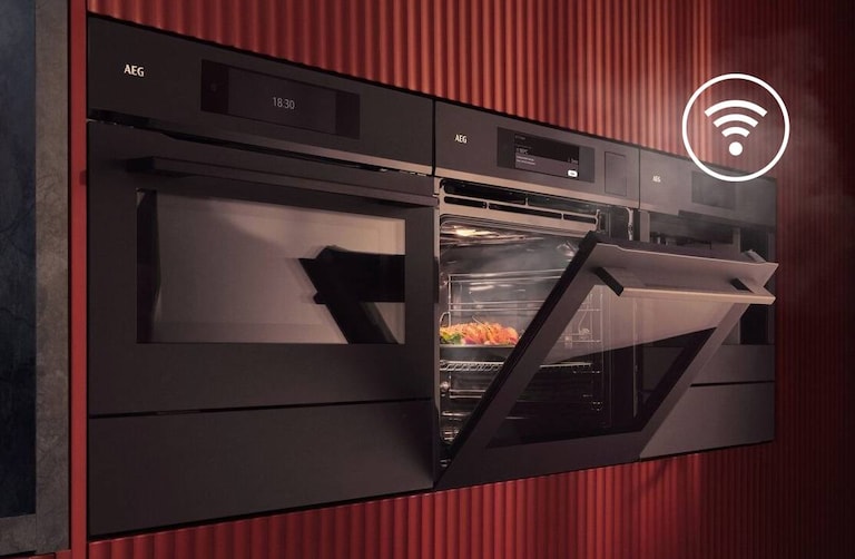 Vrouw stopt eten in een oven